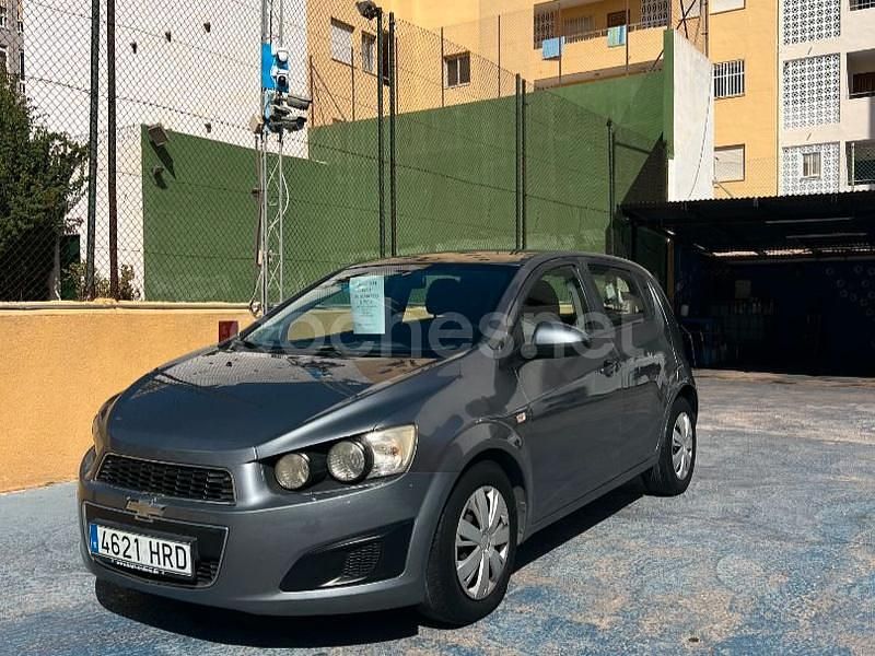 Usado Chevrolet Aveo LT 100 CV (73 kW) 2013 Gris / plata Berlina