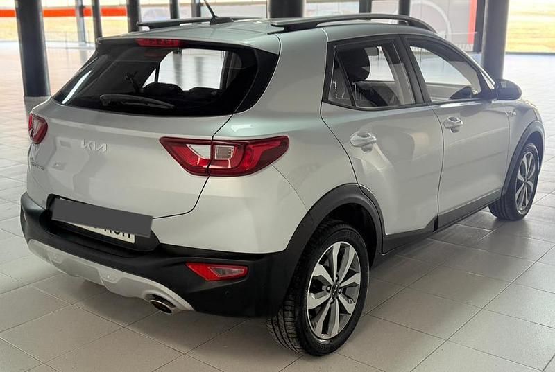 Usado Kia Stonic 84 CV (61 kW) 2022 Gris SUV