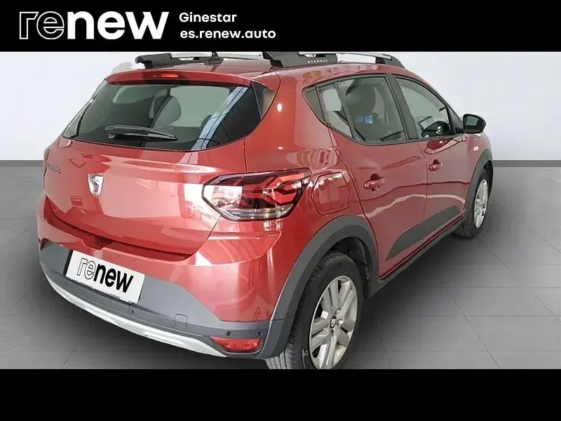 Usado Dacia Sandero Comfort 91 HP (66 kW) 2021 Vermelho Sedan