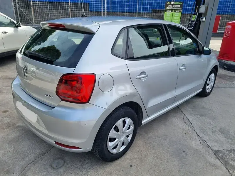 Usado VW Polo Edition 60 CV (44 kW) 2016 Gris / plata Berlina