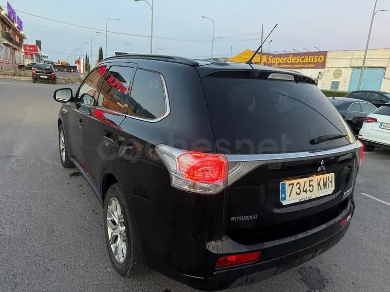 Usado Mitsubishi Outlander P-HEV 203 CV (149 kW) 2014 Negro SUV