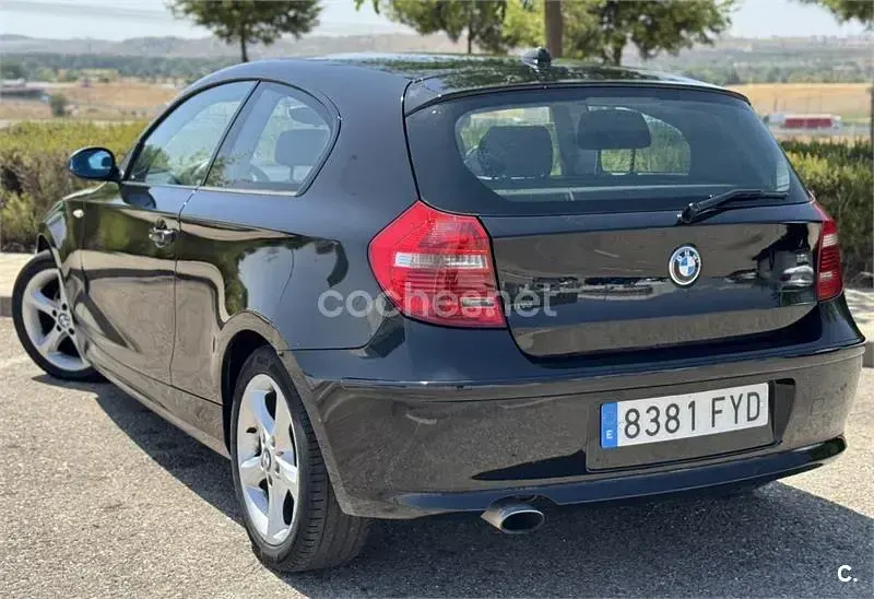 Usado BMW 120 177 CV (130 kW) 2007 Negro Utilitario