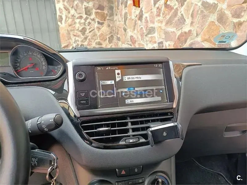 Usado Peugeot 208 Style 82 CV (60 kW) 2014 Blanco Utilitario