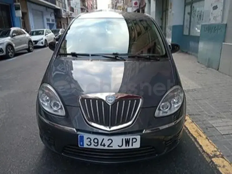 Usado Lancia Musa Gold 95 CV (69 kW) 2012 Gris / plata Monovolumen