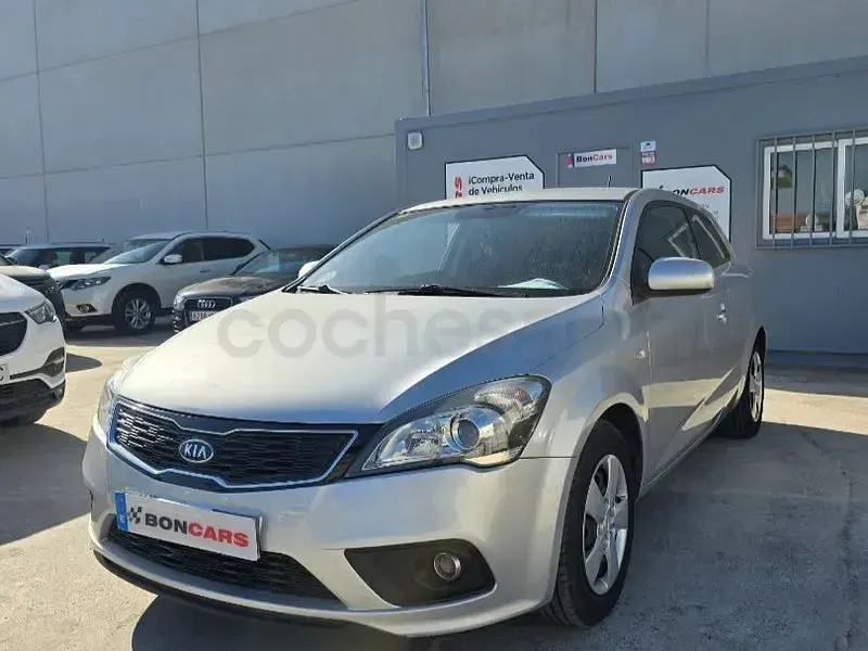 Begagnad Kia Ceed Plus 90 HK (66 kW) 2012 Grå Halvkombi