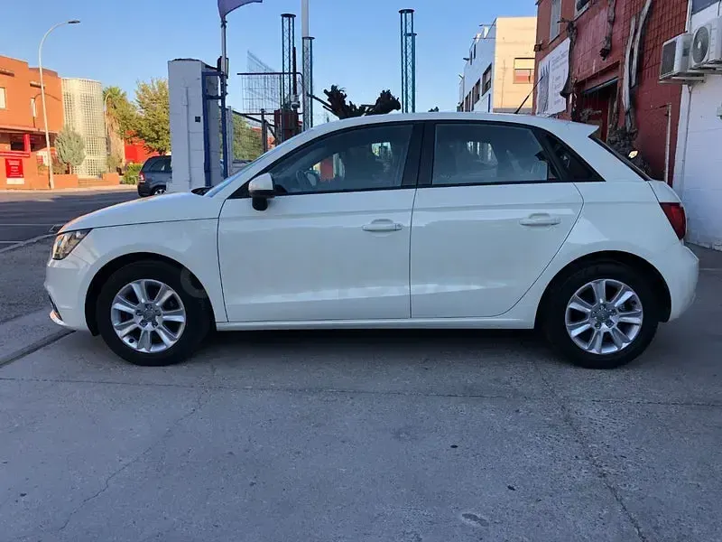 Usado Audi A1 Sportback Ambition 105 CV (77 kW) 2012 Blanco Utilitario