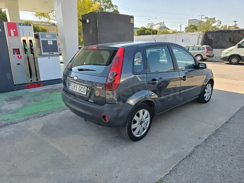 Usado Ford Fiesta Ambiente 68 CV (50 kW) 2008 Gris / plata Utilitario