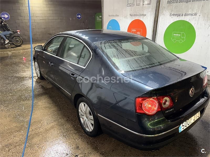Usado VW Passat Highline 150 CV (110 kW) 2005 Azul Berlina