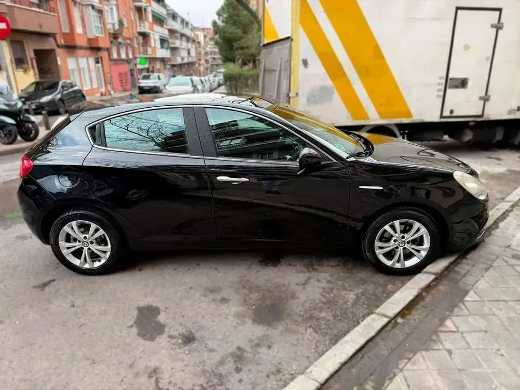 Usado Alfa Romeo Giulietta Business 105 CV (77 kW) 2012 Negro Utilitario