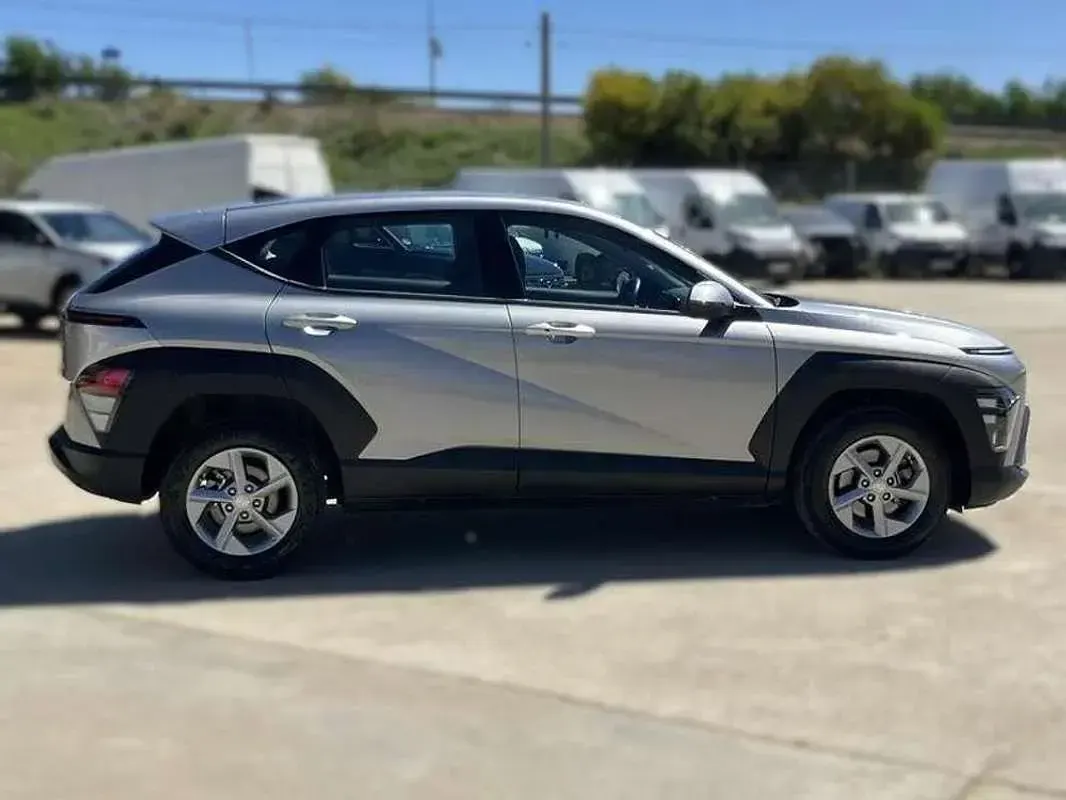 Usado Hyundai Kona 120 CV (88 kW) 2024 Gris SUV