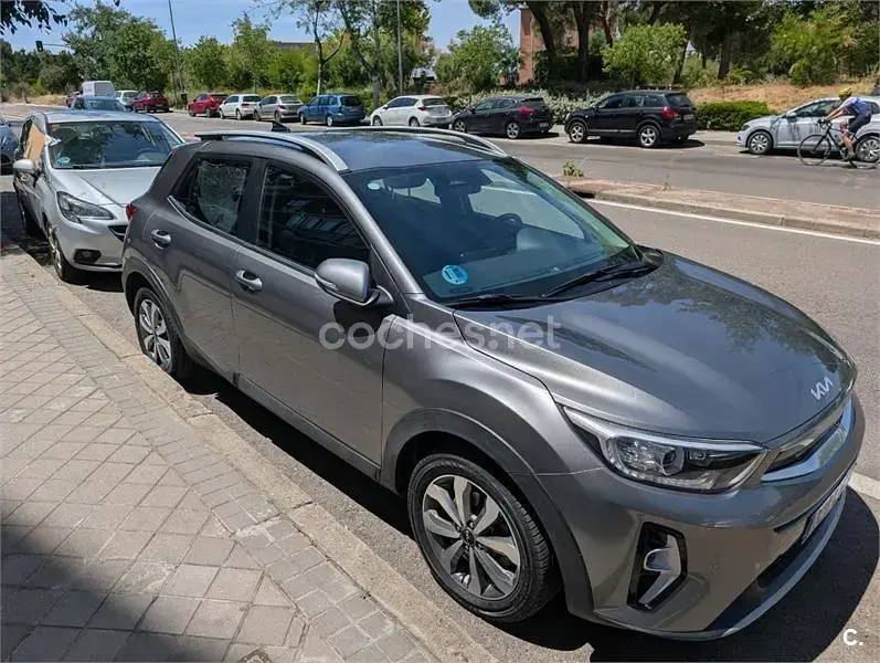 Usado Kia Stonic 100 CV (73 kW) 2024 Gris / plata SUV