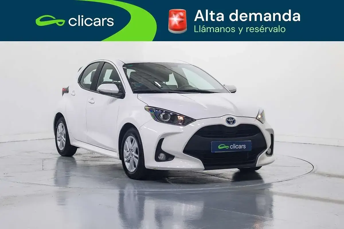 Usado Toyota Yaris Hybrid Active 75 CV (55 kW) 2022 Blanco Berlina