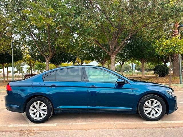 Usado VW Passat 122 CV (89 kW) 2021 Azul Berlina