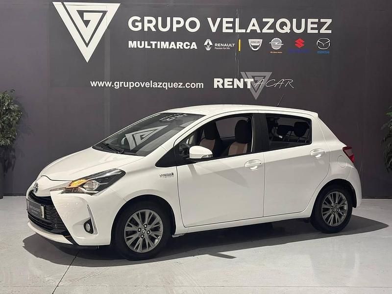 Usado Toyota Yaris Hybrid Active 100 CV (73 kW) 2020 Blanco Berlina