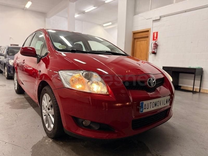 Usado Toyota Auris Luna 90 CV (66 kW) 2007 Granate Utilitario