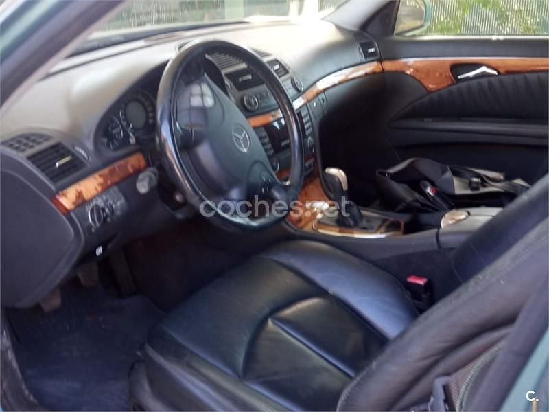 Usado Mercedes E240 Elegance 170 CV (125 kW) 2003 Verde Berlina