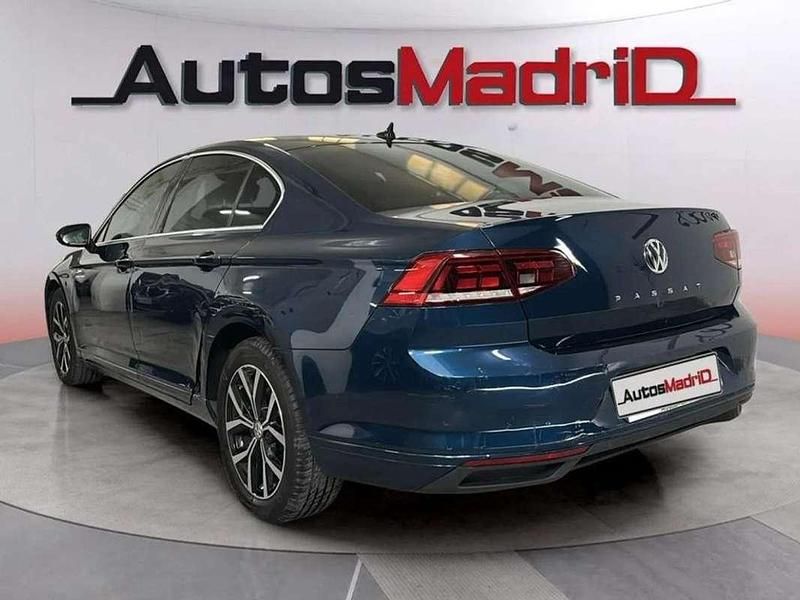 Usado VW Passat Executive 120 CV (88 kW) 2020 Azul Berlina