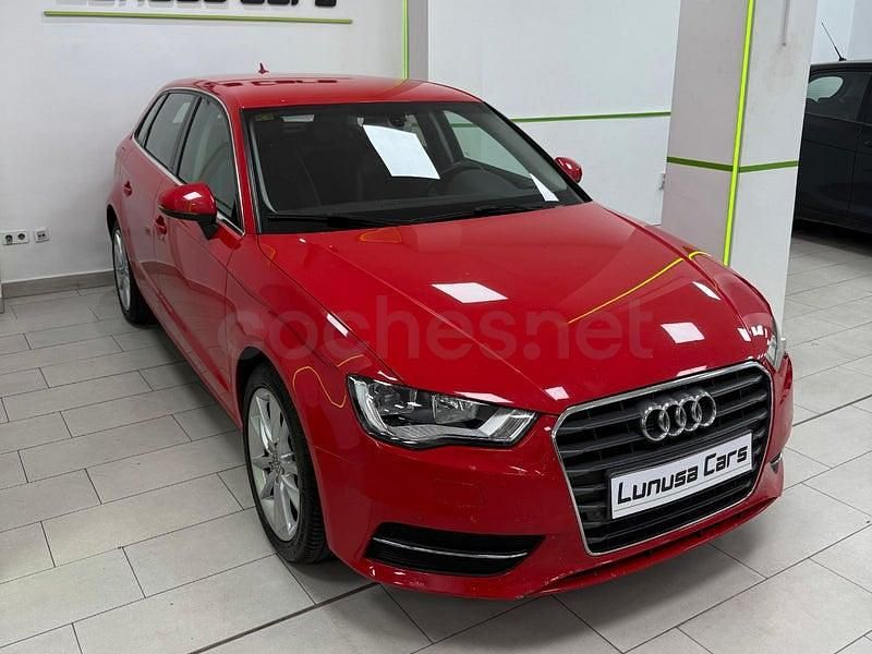 Usado Audi A3 Attraction 150 CV (110 kW) 2015 Rojo Berlina