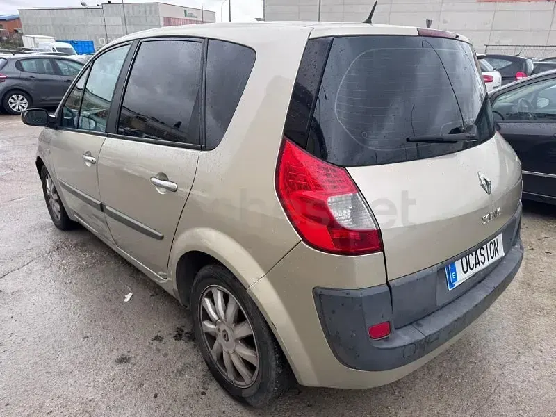Usado Renault Scénic Dynamique 105 CV (77 kW) 2006 Gris / plata Monovolumen