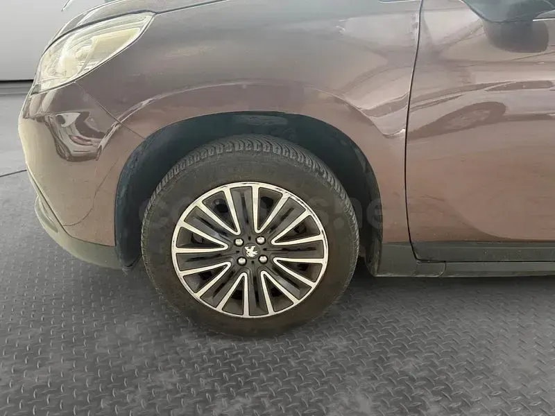 Usado Peugeot 2008 Active 92 CV (67 kW) 2015 Marrón SUV