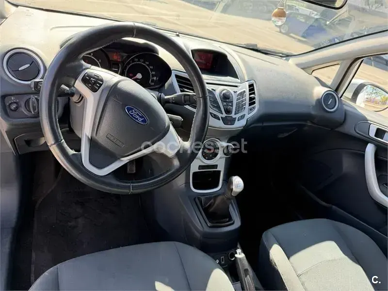 Usado Ford Fiesta Trend 82 CV (60 kW) 2012 Blanco Berlina