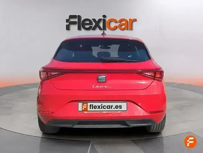 Usado Seat Leon Style 110 CV (80 kW) 2022 Rojo Familiar