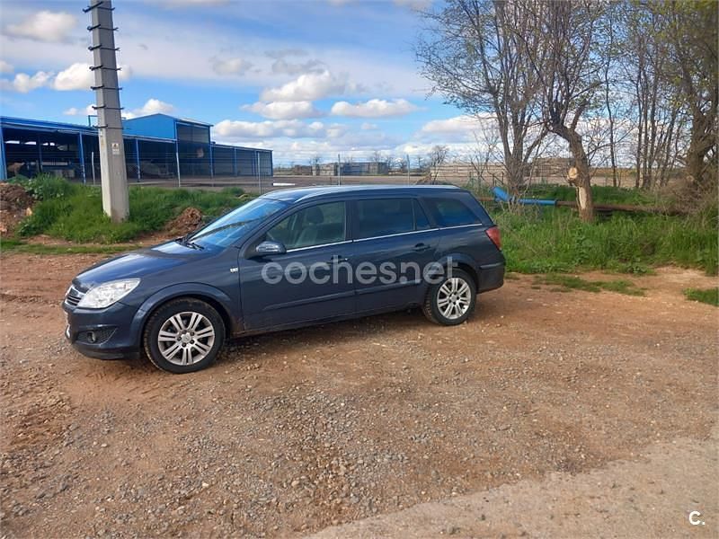 Usado Opel Astra Enjoy 95 CV (69 kW) 2010 Azul Familiar