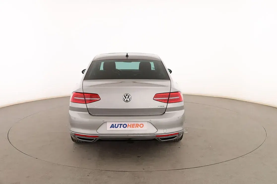 Usado VW Passat Sport 150 CV (110 kW) 2016 Gris Berlina
