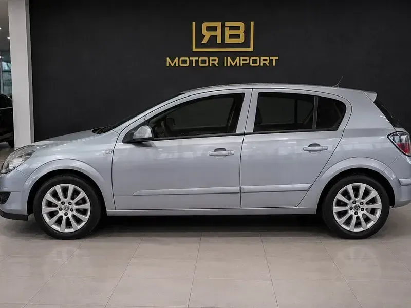 Usado Opel Astra Enjoy 115 CV (84 kW) 2008 Gris / plata Berlina