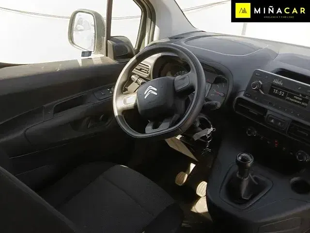 Usado Citroën Berlingo Feel 102 CV (75 kW) 2021 Blanco Monovolumen