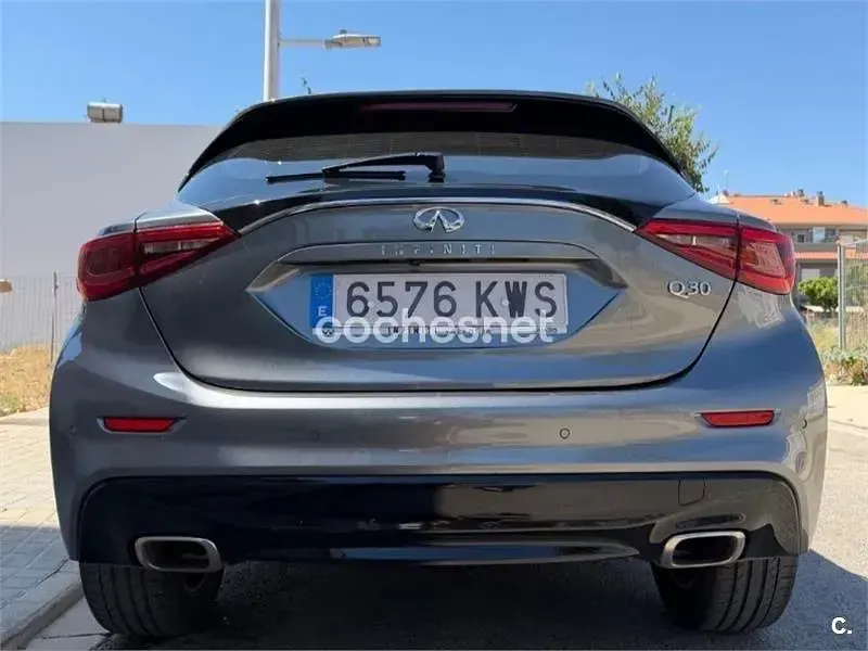 Usado Infiniti Q30 Premium 156 CV (114 kW) 2019 Gris / plata Berlina