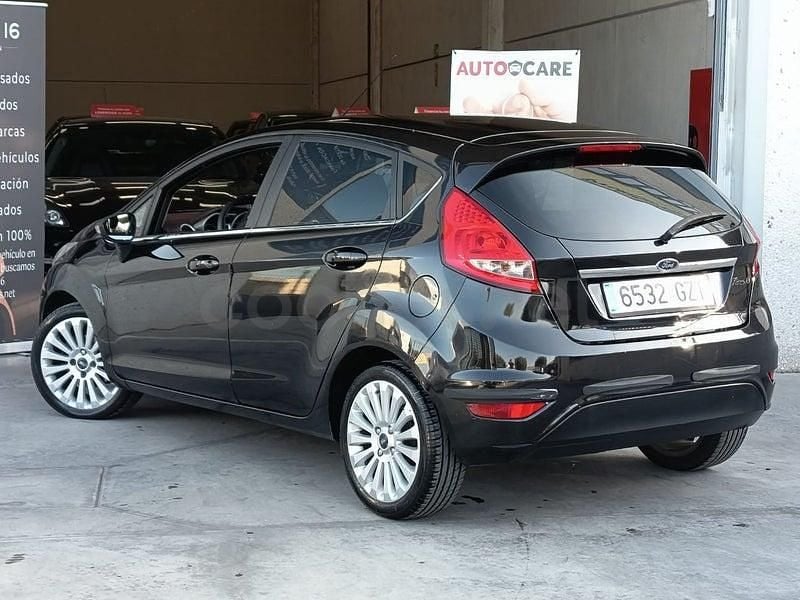 Usado Ford Fiesta Titanium 95 CV (69 kW) 2010 Negro Utilitario
