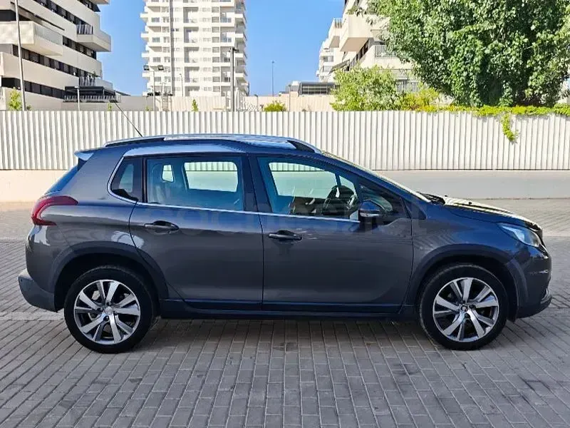 Usado Peugeot 2008 Allure 100 CV (73 kW) 2017 Gris / plata SUV