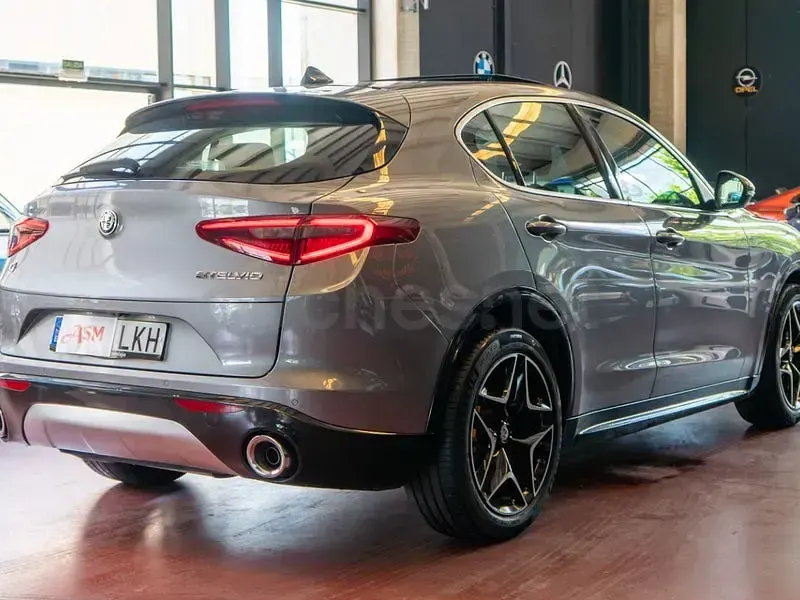 Usado Alfa Romeo Stelvio Veloce 210 CV (154 kW) 2020 Gris / plata SUV