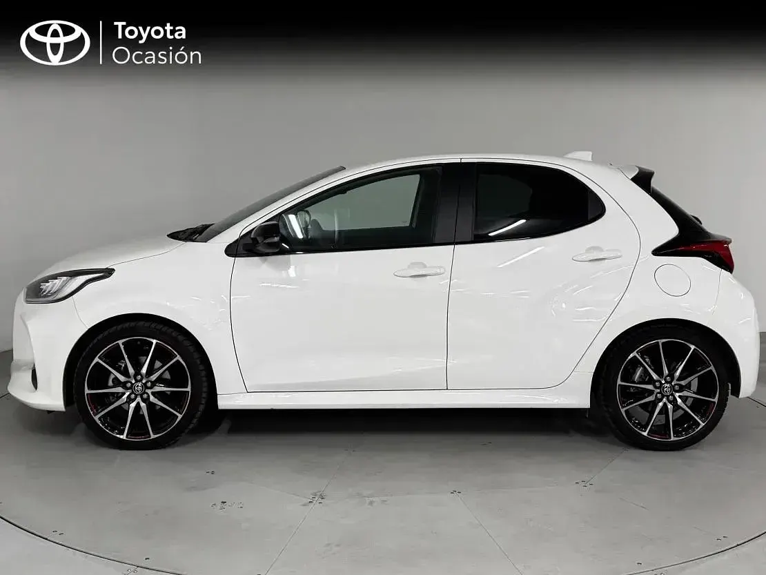 Usado Toyota Yaris Hybrid Sport 116 CV (85 kW) 2023 Blanco classic Berlina