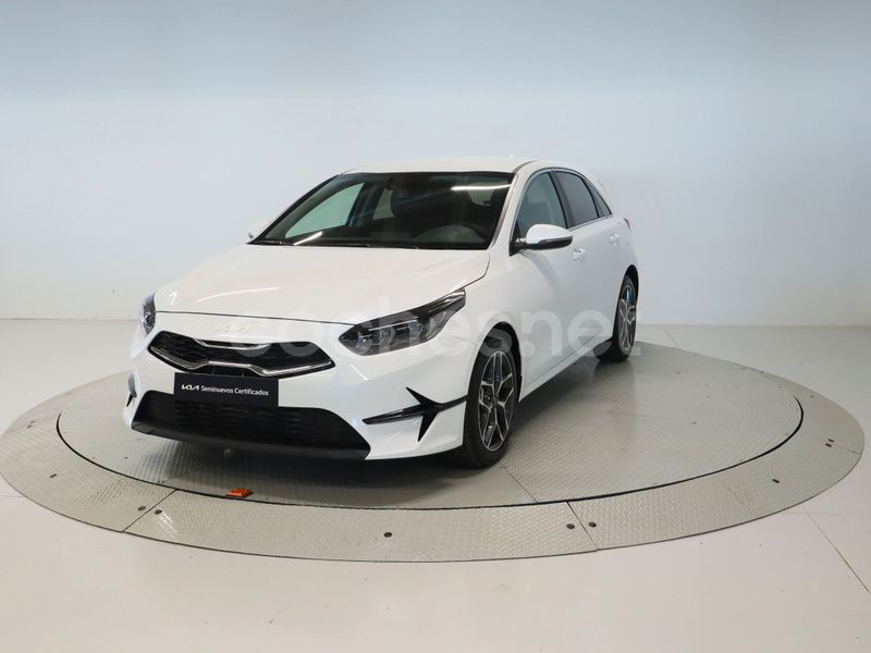 Blanco Usado 2023 Kia Ceed Berlina | 21.900 € (Un poco caro) - Imagen 1/4