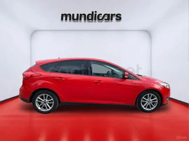 Usado Ford Focus Trend+ 125 CV (91 kW) 2015 Rojo Berlina