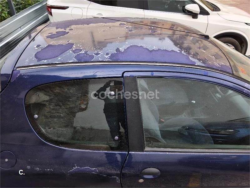 Usado Peugeot 206 70 CV (51 kW) 1999 Azul Utilitario