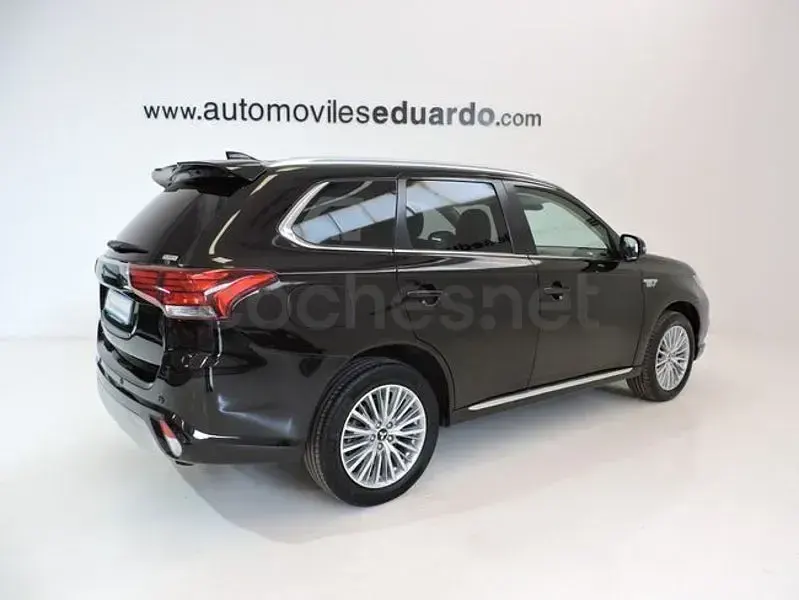 Usado Mitsubishi Outlander P-HEV 224 CV (164 kW) 2021 Negro SUV