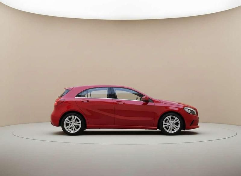 Usado Mercedes A180 Urban 122 CV (89 kW) 2015 Rojo Utilitario
