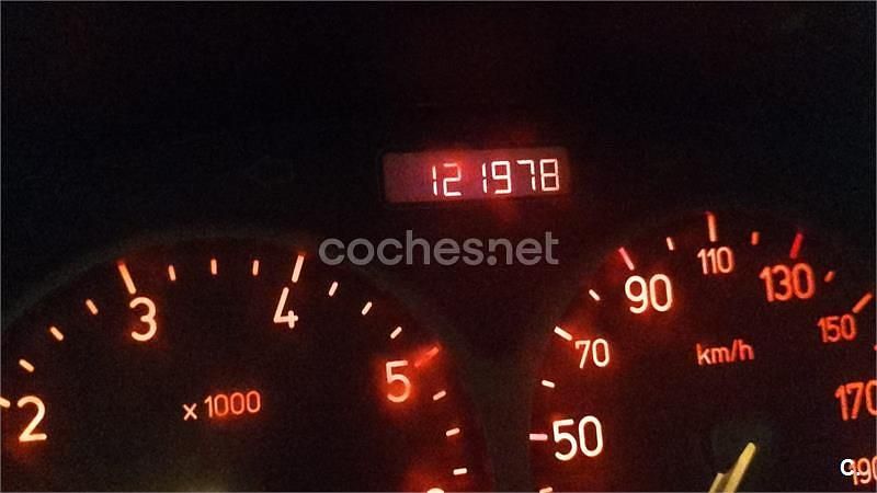 Usado Peugeot 206 90 CV (66 kW) 1999 Verde Utilitario