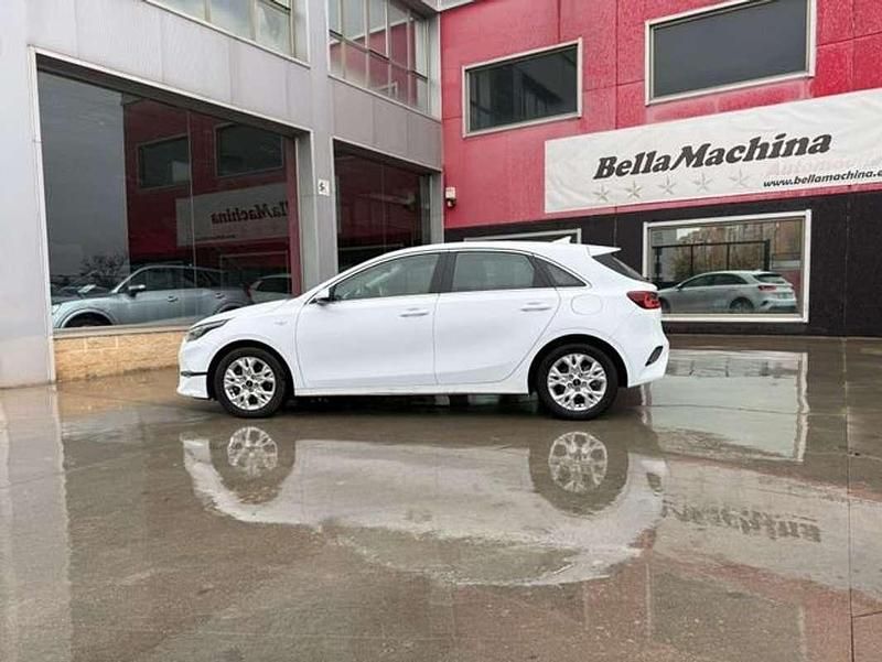 Usado Kia Ceed 101 CV (74 kW) 2022 Blanco Utilitario