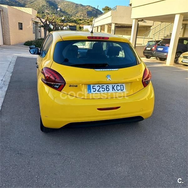 Usado Peugeot 208 Access 75 CV (55 kW) 2017 Amarillo Utilitario