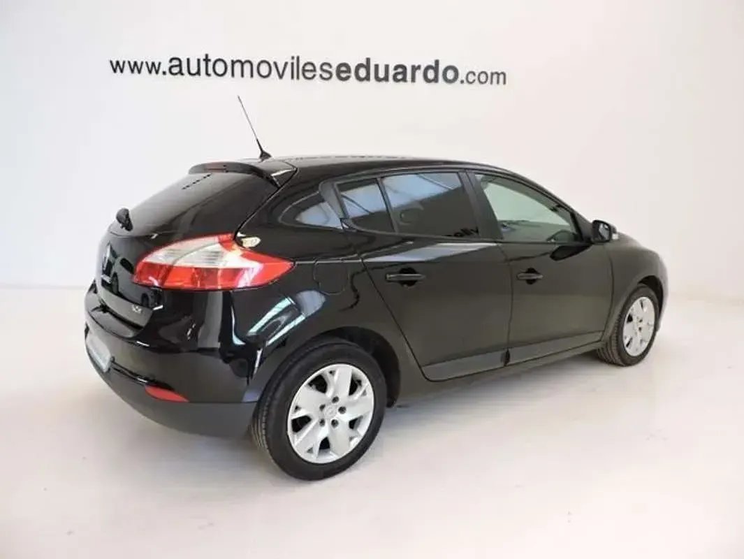 Usado Renault Mégane Dynamique 116 CV (85 kW) 2012 Negro Berlina
