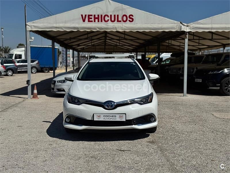 Usado Toyota Auris Hybrid Advance 136 CV (100 kW) 2017 Blanco Berlina