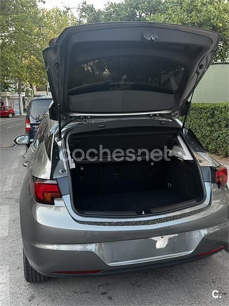 Usado Opel Astra Selective 105 CV (77 kW) 2018 Gris / plata Berlina