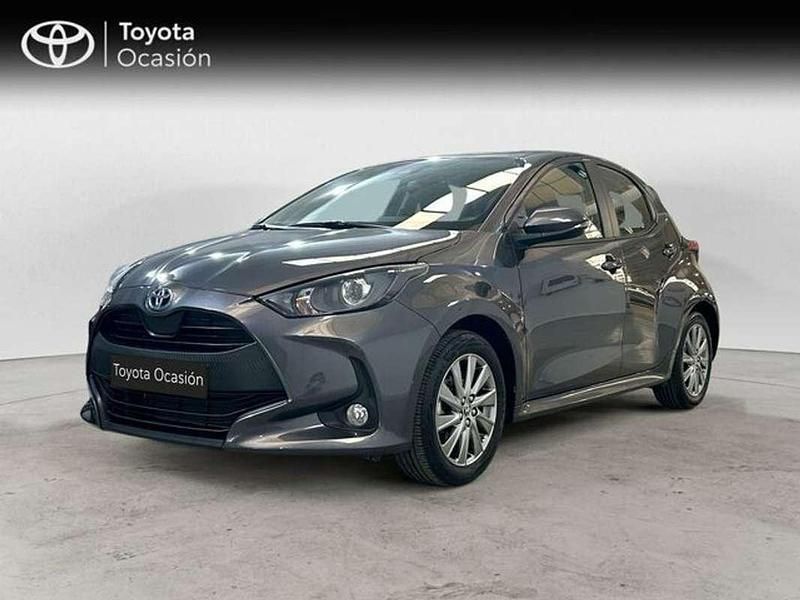 Gris Usado 2024 Toyota Yaris Hybrid Active Berlina | 20.450 € (Buen precio) - Imagen 1/4