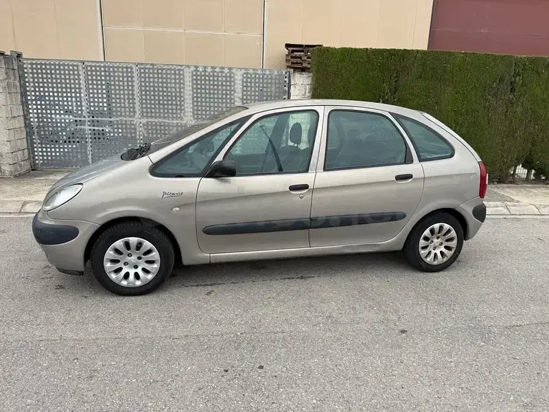Usado Citroën Xsara Picasso 90 CV (66 kW) 2004 Beige Monovolumen