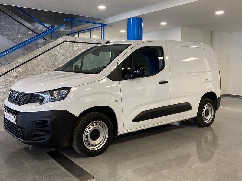 Usado Peugeot Partner 98 CV (72 kW) 2023 Banquise blanco sólido Monovolumen