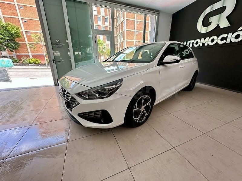 Usado Hyundai i30 120 CV (88 kW) 2022 Blanco Berlina